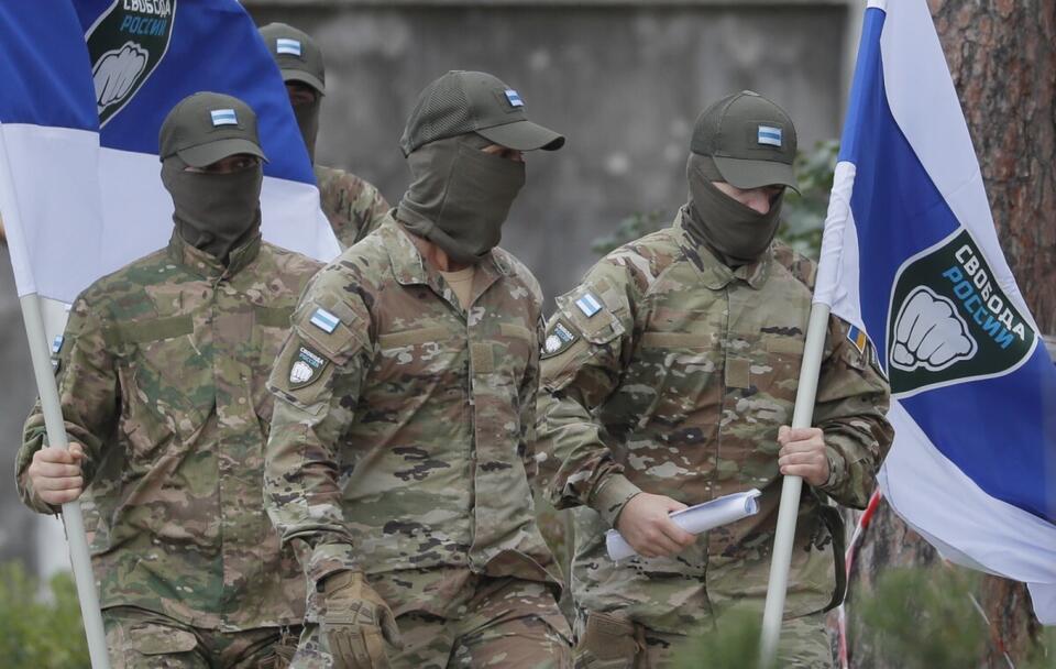 Członkowie antyputinowskiego legionu "Wolność Rosji"  / autor: PAP/EPA/SERGEY DOLZHENKO
