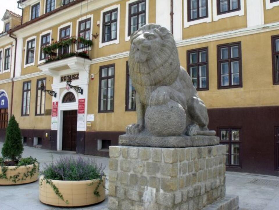 Lew pochodzący z Mauzolewum Hindenburga na olsztyneckim rynku. Fot. wPolityce.pl