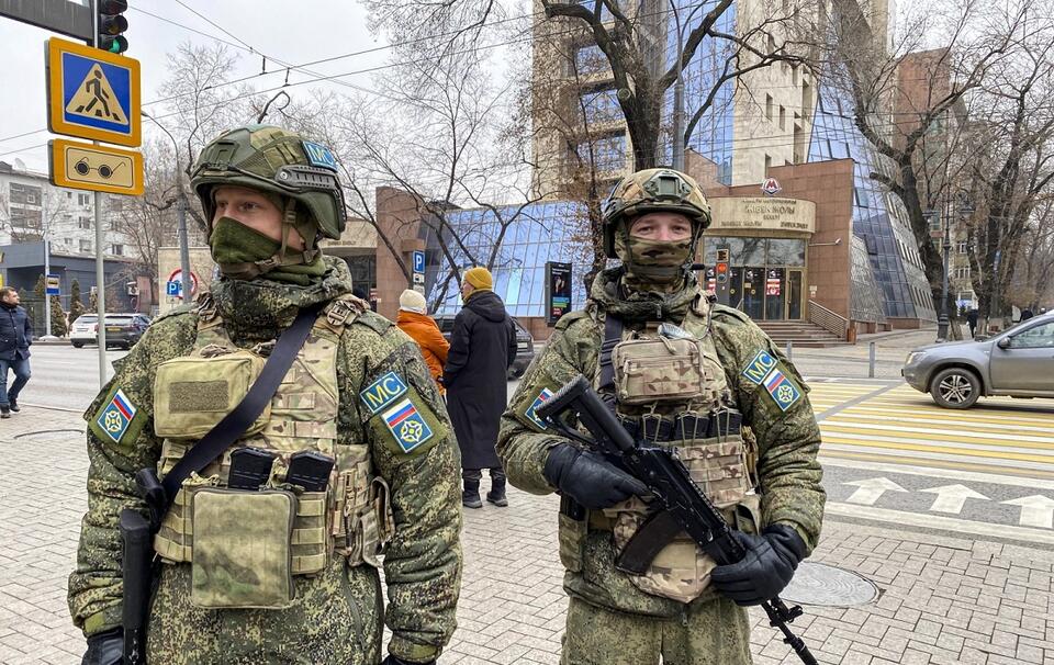 Rosyjscy żołnierze na ulicach Ałmaty / autor: PAP/EPA