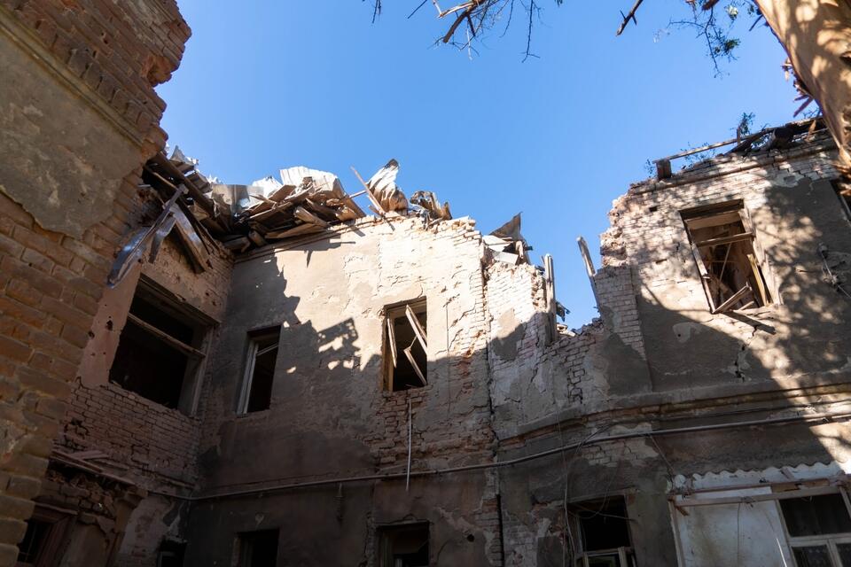 Dom zniszczony w wyniku trafienia rosyjskim pociskiem niekierowanym w Charkowie. / autor: PAP/Mykola Kalyeniak