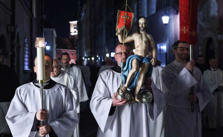 Nocna procesja rezurekcyjna na Starym Mieście w Warszawie, która była zwieńczeniem Liturgii Wigilii Paschalnej w Archikatedrze Warszawskiej / autor: PAP/Albert Zawada