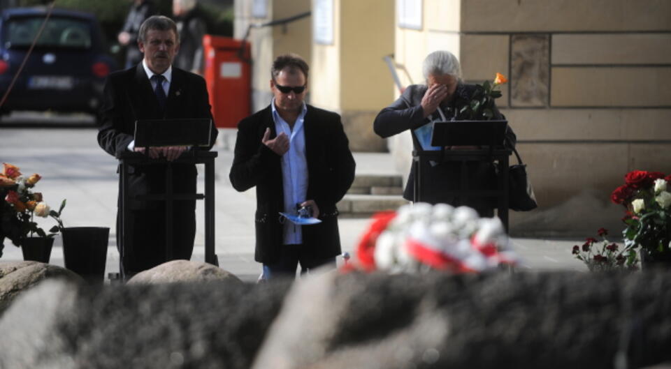 Marek Popiełuszko (w okularach) nad grobem ks. Jerzego. Fot. PAP/Grzegorz Jakubowski