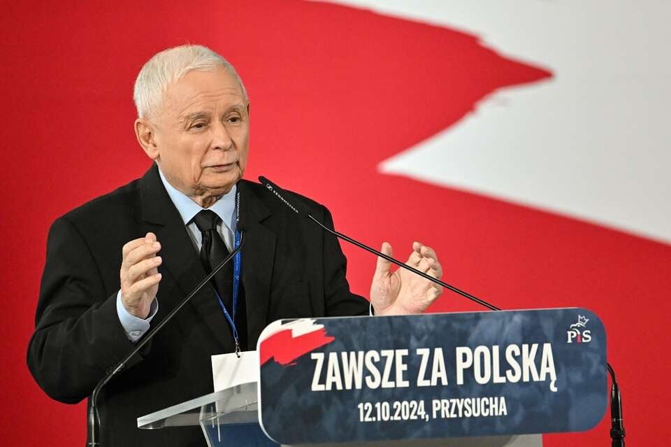 Prezes PiS Jarosław Kaczyński przemawia podczas kongresu Prawa i Sprawiedliwości w hali sportowej Zespołu Szkół nr 2 im. Ludwika Skowyry w Przysusze. / autor: PAP/Piotr Polak