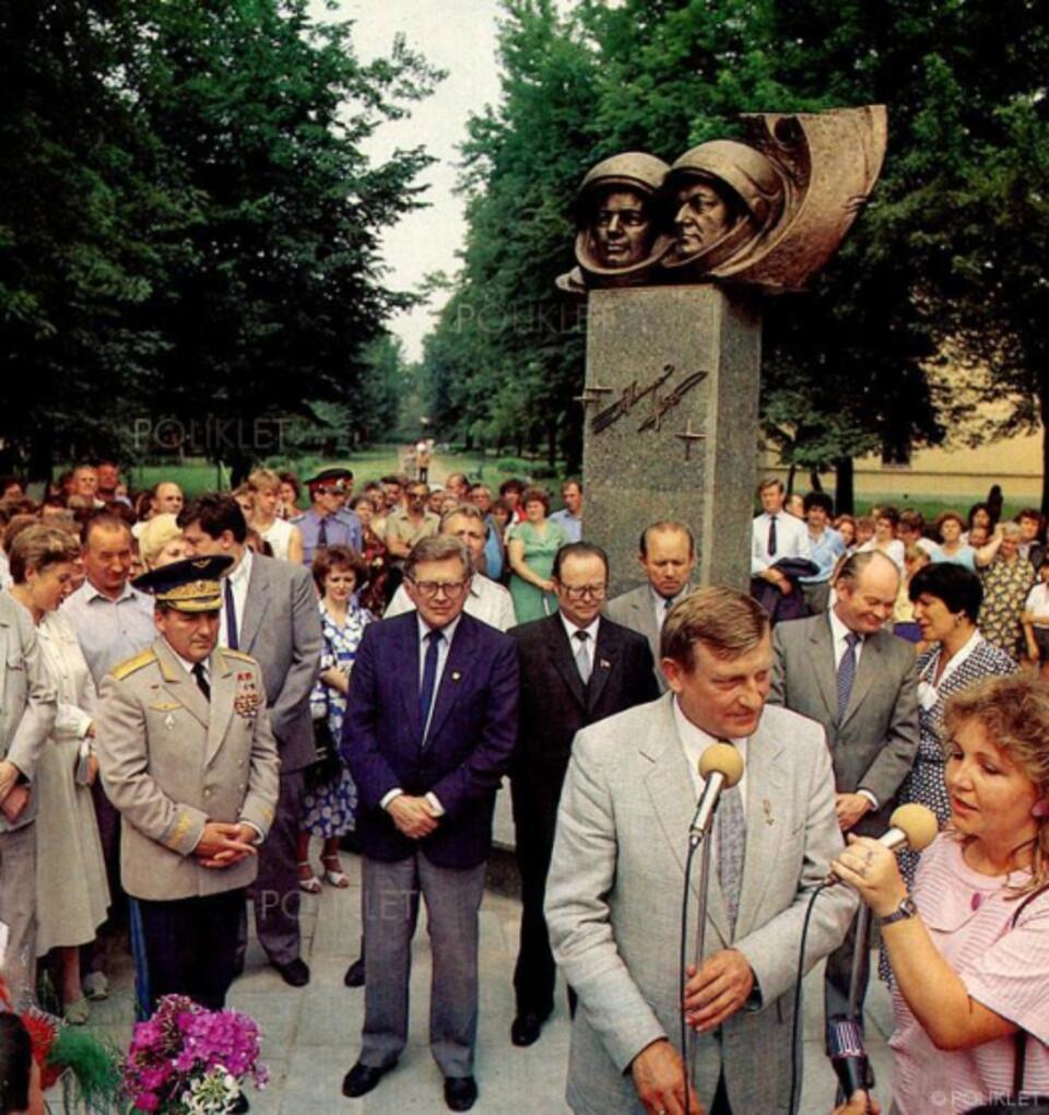 miesiącMirosław Hermaszewski dorobił się za życia pomnika w Witebsku, fot z ksiazki "Witebskij Festiwal"