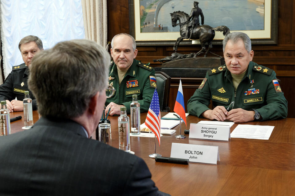 Siergiej Szojgu podczas spotkania z doradcą ds. bezpieczeństwa narodowego Johnem Boltonem w Moskwie w 2018. / autor: Wikipedia/CC BY 4.0