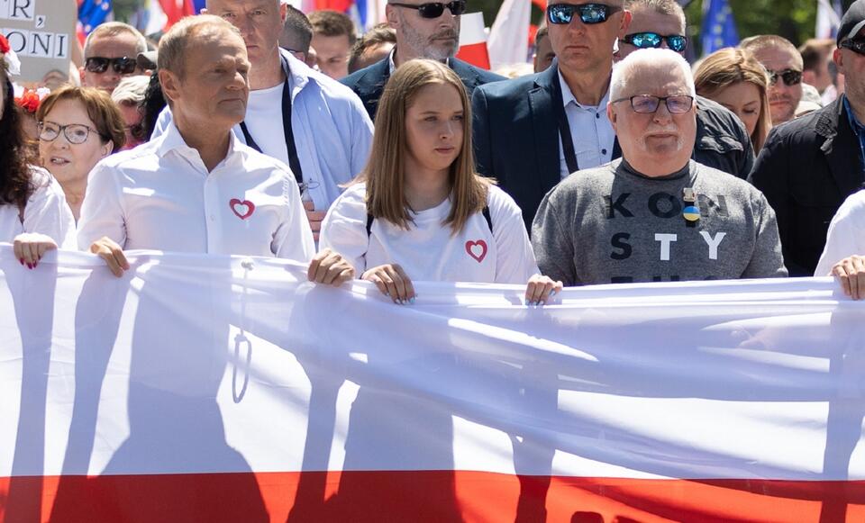 Donald Tusk z Lechem Wałęsą i uczestnikami marszu 4 czerwca / autor: Fratria
