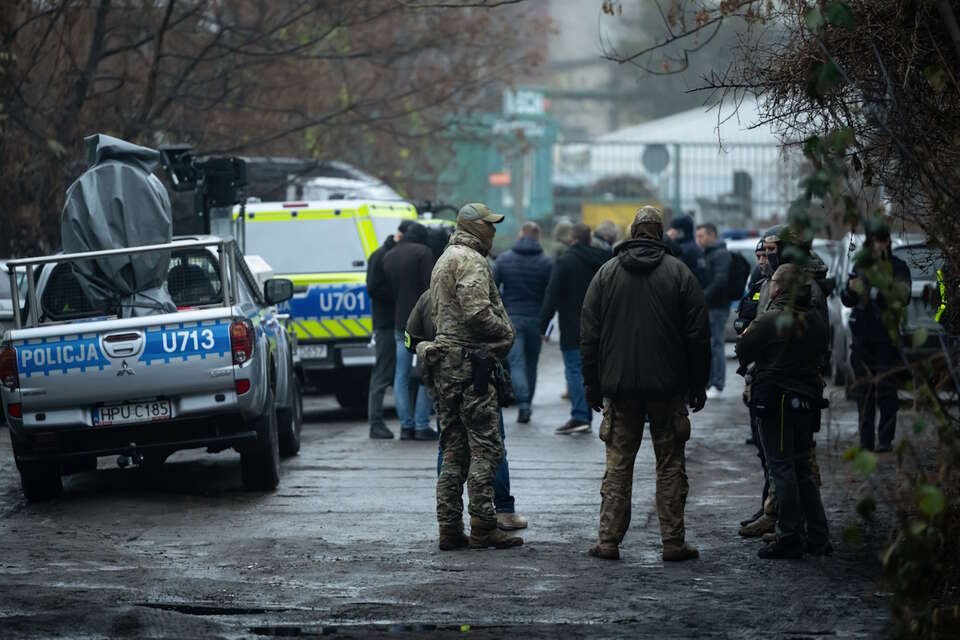 Akcja służb na przejeździe kolejowym na wysokości stacji Poznań Wschód / autor: PAP/Jakub Kaczmarczyk