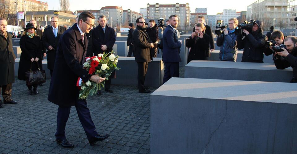 Premier Mateusz Morawiecki składa kwiaty pod Pomnikiem Pomordowanych Żydów Europy w Berlinie, 15 lutego 2018 roku / autor: wPolityce.pl