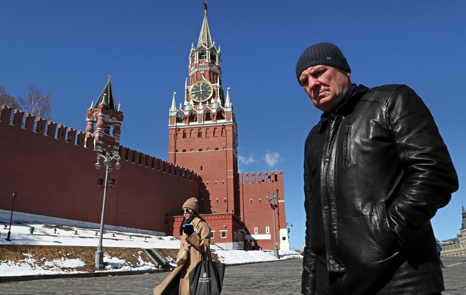 Mieszkańcy Moskwy przechodzący przez Plac Czerwony / autor: PAP/EPA/MAXIM SHIPENKOV
