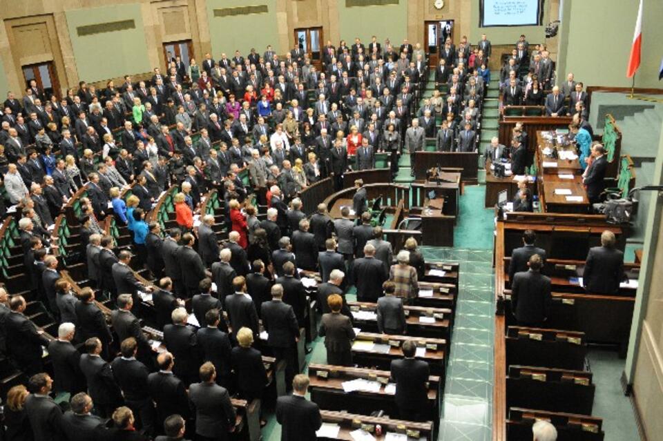 puste ławy SLD i Ruchu Palikota / fot. PAP/Andrzej Hrechorowicz