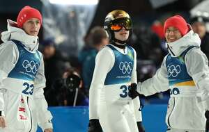 Zimowe Igrzyska Olimpijskie - Mediolan i Cortina d’Ampezzo 2026. Paweł Wąsek, Kacper Tomasiak i Kamil Stoch po serii finałowej konkursu indywidualnego w skokach narciarskich na dużej skoczni w Predazzo / autor: PAP/Grzegorz Momot