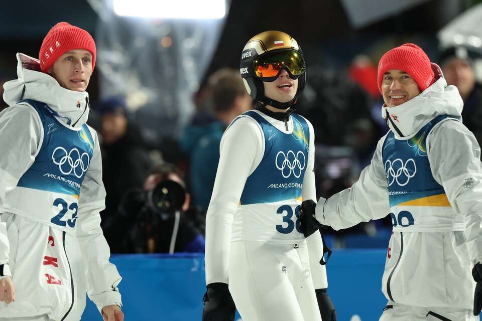 Zimowe Igrzyska Olimpijskie - Mediolan i Cortina d’Ampezzo 2026. Paweł Wąsek, Kacper Tomasiak i Kamil Stoch po serii finałowej konkursu indywidualnego w skokach narciarskich na dużej skoczni w Predazzo / autor: PAP/Grzegorz Momot