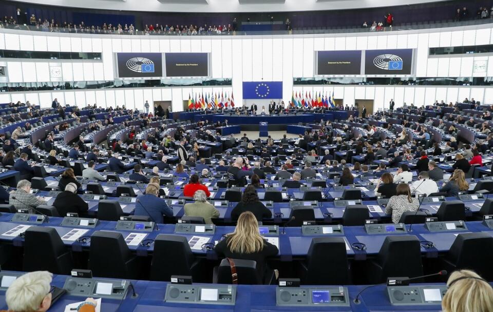 Europosłowie na sali plenarnej Parlamentu Europejskiego / autor: PAP/EPA/JULIEN WARNAND
