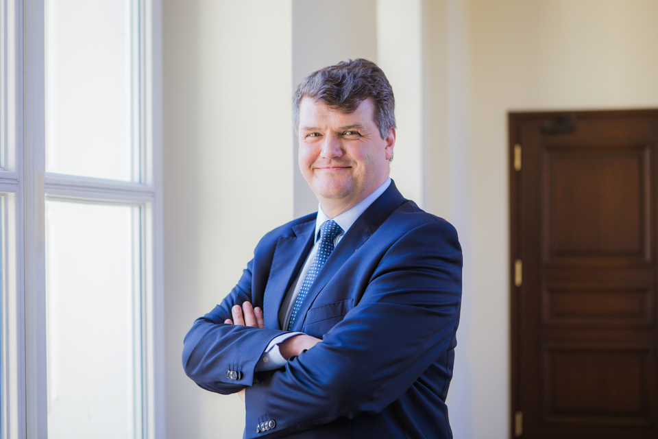 Wąsik: Tusk zwlekał z obniżką cen paliw, bo mu się to opłacało