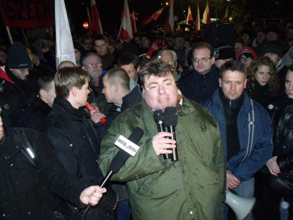 Redaktor Piotr Semka przemawia pod domem Wojciecha Jaruzelskiego. Warszawa, 13 grudnia 2010 roku. Fot. wPolityce.pl