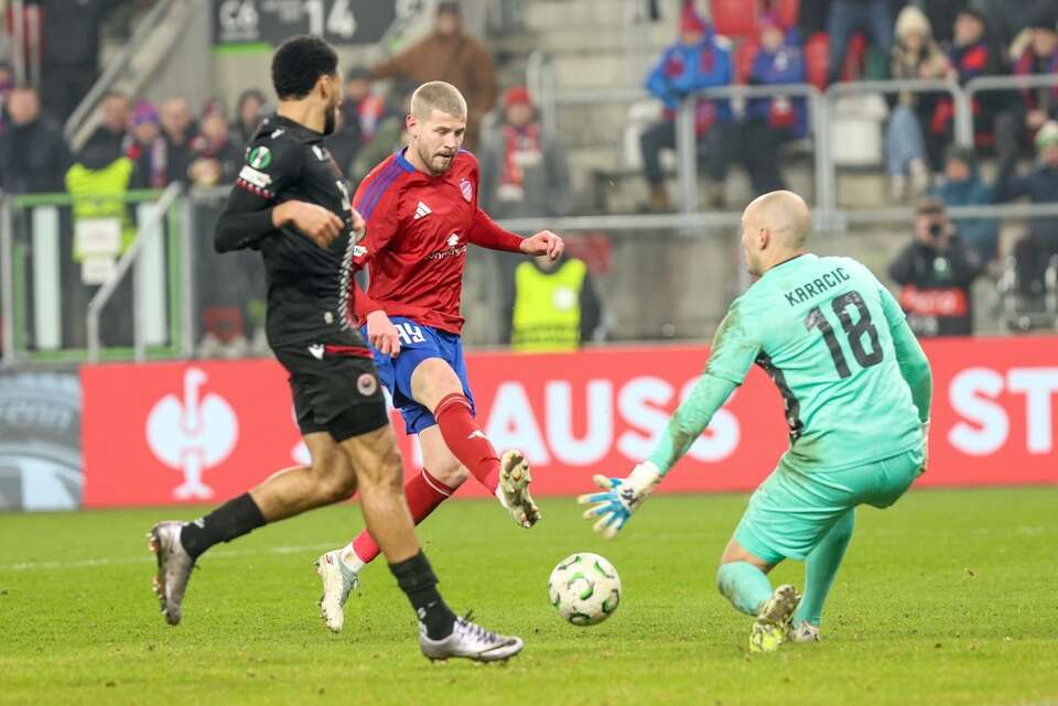 karz Rakowa Częstochowa Imad Rondic (C) i bramkarz HSK Zrinjskiego Mostar Goran Karacic (P) podczas meczu Ligi Konferencji. / autor: PAP/Art Service