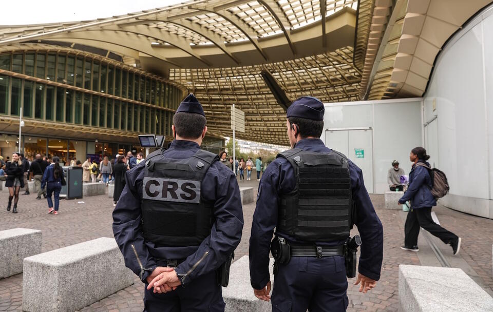 Francuska policja / autor: PAP/EPA/TERESA SUAREZ