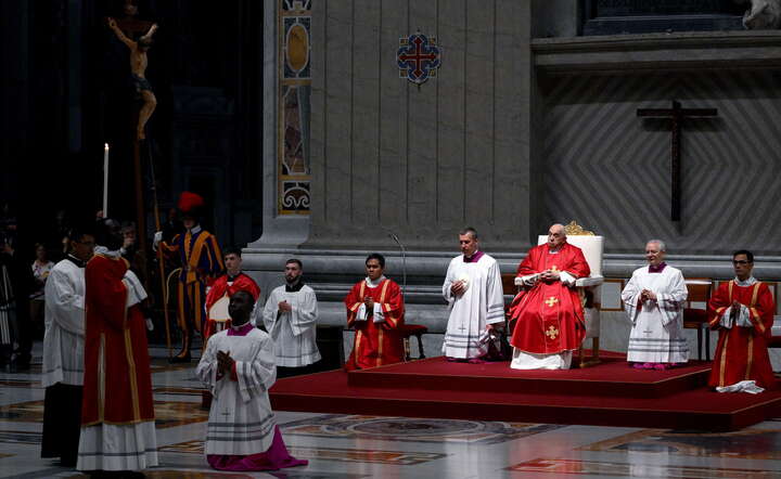 Papież Franciszek podczas celebracji wielkopiątkowych / autor: PAP/EPA/ETTORE FERRARI
