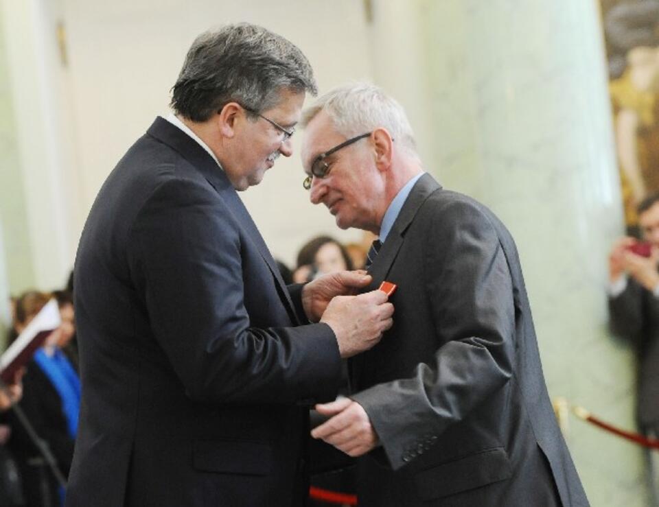 Bronisław Komorowski odznacza Krzysztofa Leskiego, dziś znanego blogera, PAP