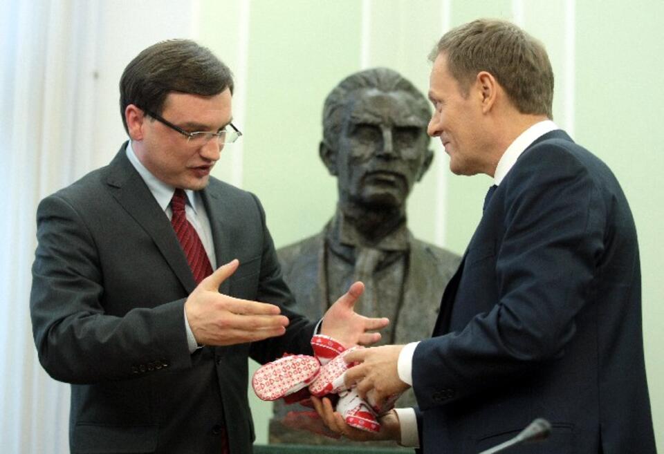 Lider SP przekazał szefowi rządu buciki dziecięce, jako symbol potrzeby dbania o rodzinę i wzrost demograficzny. PAP/Leszek Szymański