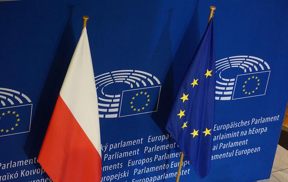 flagi Polski i UE w Parlamencie Europejskim / autor: Fratria