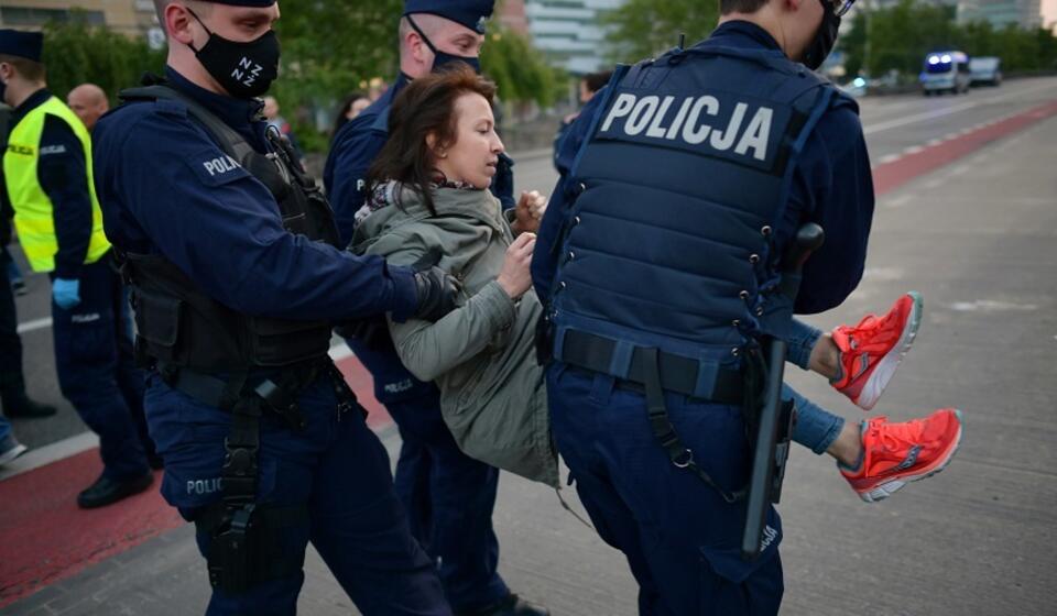 Interwencja policji podczas drugiego dnia protestu przedsiębiorców w stolicy / autor: PAP/Marcin Obara