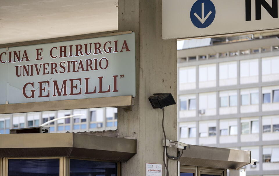 Szpital uniwersytecki Agostino Gemelli w Rzymie, gdzie do zdowia wraca papież / autor: PAP/EPA/MASSIMO PERCOSSI