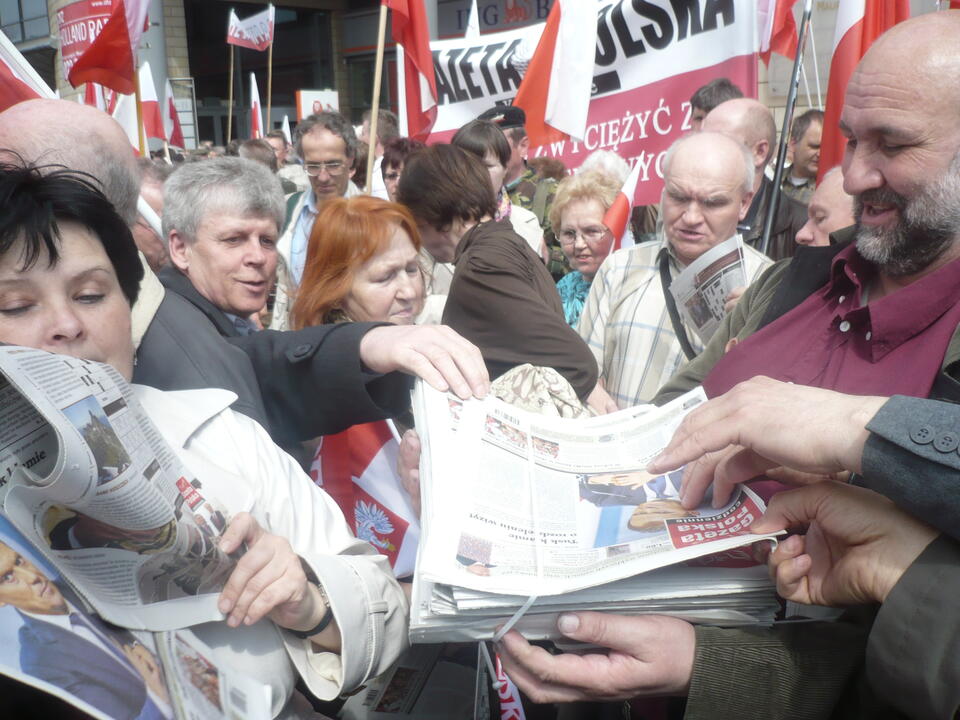 Przewodniczący BKGP rozdaje GPC