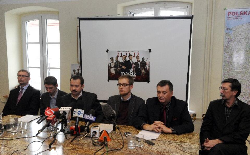 Od lewej: poseł Artur Górski, Michał Melon, były poseł Artur Zawisza, prezes Młodzieży Wszechpolskiej Robert Winnicki, Krzysztof Kawęcki i prof. Jan Żaryn, PAP