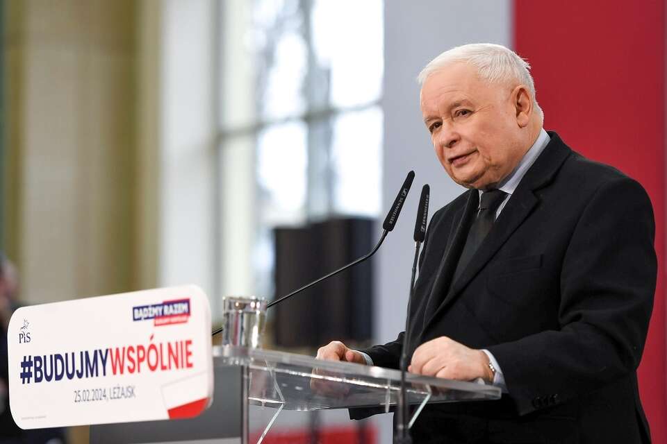 Prezes PiS Jarosław Kaczyński podczas otwartego spotkania z mieszkańcami Leżajska / autor: X/ Prawo i Sprawiedliwość @pisorgpl