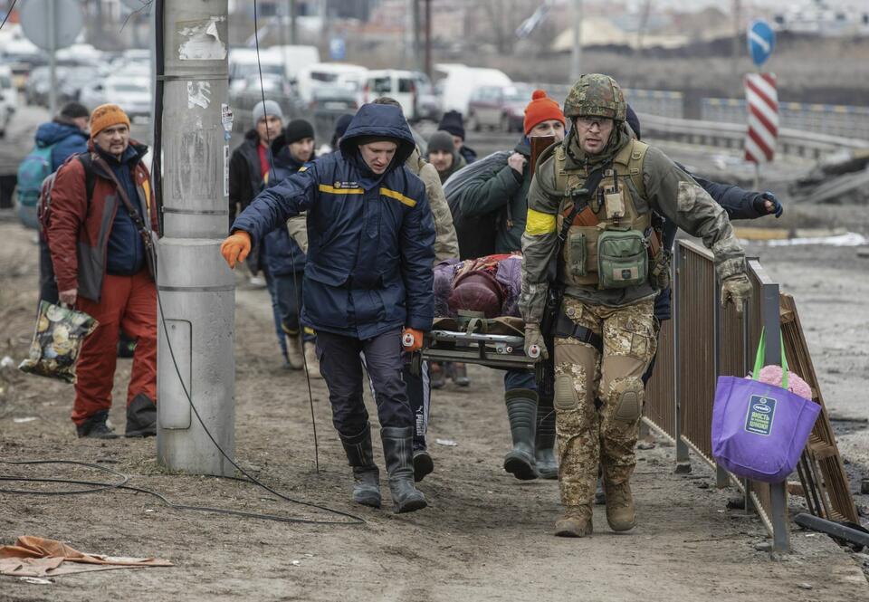 Ewakuacja rannych z lini frontu w pobliżu Irplinu inedaleko Kijowa / autor: PAP/EPA