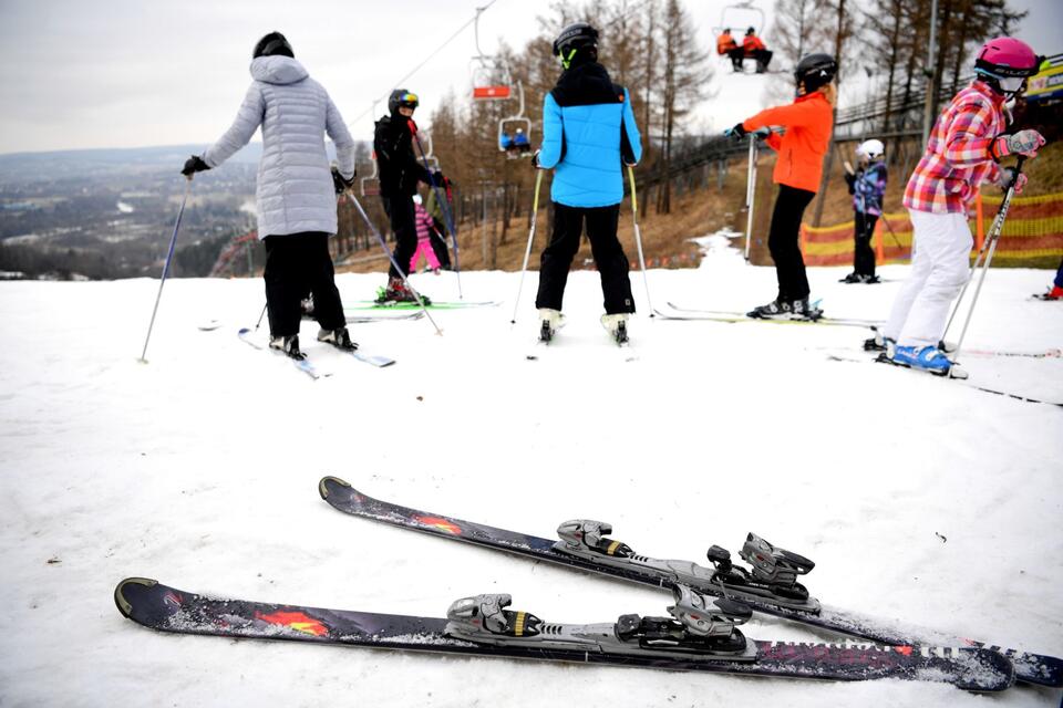 Stok narciarski w Przemyślu, 6 bm. Od soboty, pomimo obostrzeń sanitarnych, miłośnicy nart mogą korzystać ze stoku, ale pod warunkiem wypełnienia specjalnego oświadczenia  / autor: PAP/Darek Delmanowicz