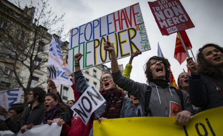  Studenci demonstrujący w Paryżu przeciw planom wydłużenia czasu pracy, fot. PAP/EPA/IAN LANGSDON