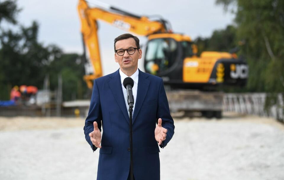 Premier Mateusz Morawiecki podczas wizyty na terenie inwestycji w Kobylnikach k. Kruszwicy / autor: PAP/Tytus Żmijewski