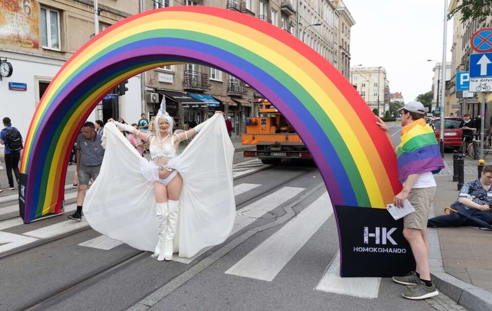 Deklarowanie się jako trans lub queer wychodzi z mody