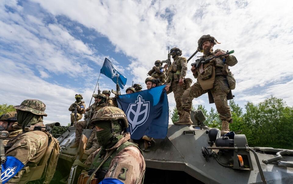 Żołnierze rosyjskiego korpusu ochotniczego w wojskach Ukrainy pozują do zdjęć w bazie w obwodzie Sumskim, 24 bm., po powrocie z ataku dywersyjnego na pozycje rosyjskie w Biełgorodzie.  / autor: PAP/Mykola Kalyeniak