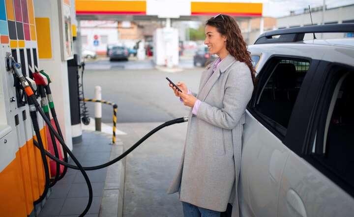 Ceny na stacjach paliw ustabilizowały się, co cieszy kierowców. / autor: Freepik