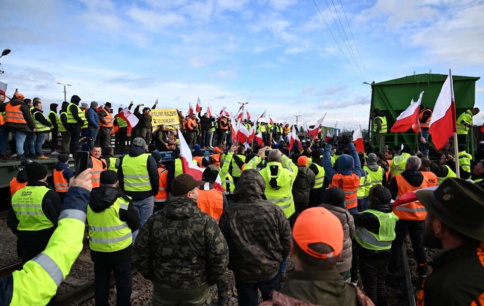 Protest rolników na torach przy przejściu granicznym z Ukrainą w Medyce / autor:  PAP/Darek Delmanowicz