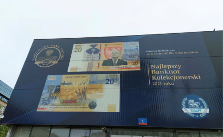 Banknot z Lechem Kaczynskim, plakat na siedzibie NBP w Warszawie. / autor: Fratria