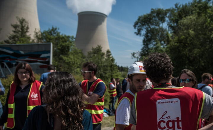 Blokada związkowców z centrali CGT jedenj z elektrowni nuklearnych, fot. PAP/ EPA/CHRISTOPHE PETIT TESSON