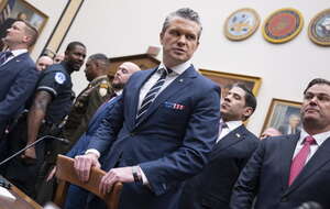 Sekretarz Obrony USA Pete Hegseth przed przed Komisją Sił Zbrojnych Izby Reprezentantów w budynku biurowym Rayburn House w Waszyngtonie / autor: PAP/EPA