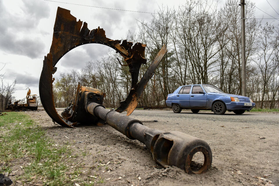 Zdjęcie ilustracyjne - fragment zniszczonego czołgu. / autor: PAP/EPA