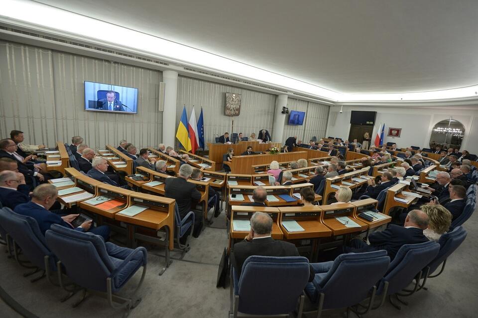 Senatorowie na sali obrad  / autor: PAP/Marcin Obara