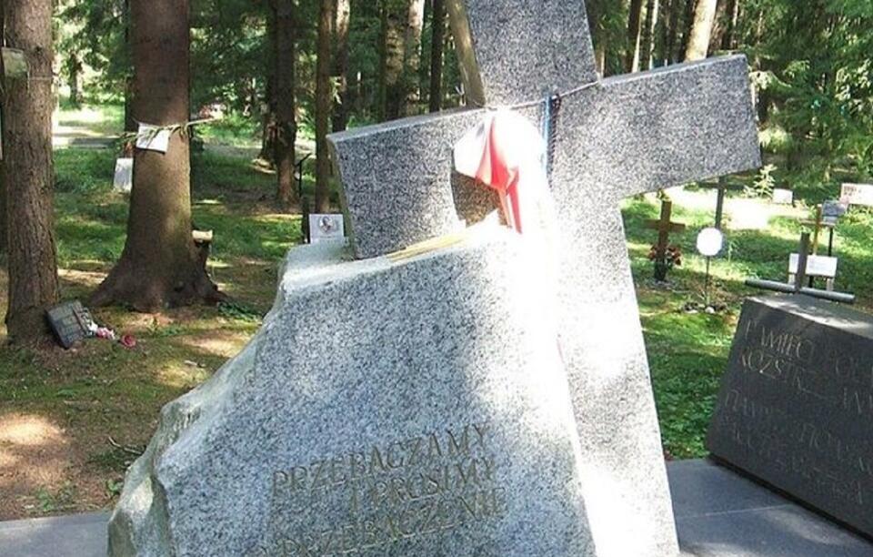 Cmentarz ofiar represji stalinowskich w Lewaszowie / autor: Wikipedia/Пётр Иванов 