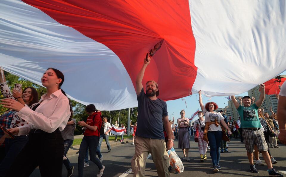 Belarus people attend a protest rally against the results of the presidential elections, in Minsk, Belarus, 30 August 2020 / autor: PAP/EPA