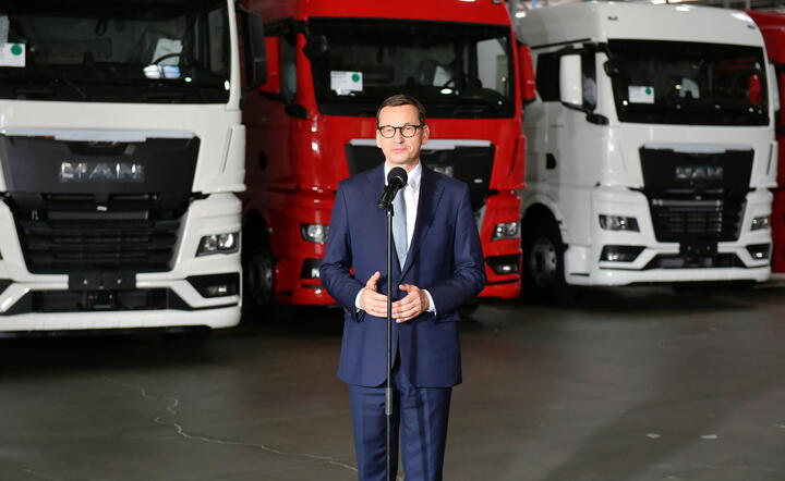 Premier Mateusz Morawiecki podczas wizyty w fabryce MAN Trucks w Niepołomicach, / autor: PAP/Art Service 2