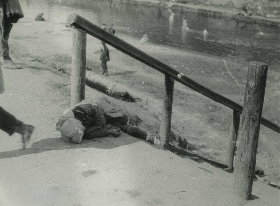 Dziecko zmarłe na ulicy w Charkowie 1932 / autor: Archiwum Diecezjalne w Wiedniu (Diözesanarchiv Wien)/BA Innitzer