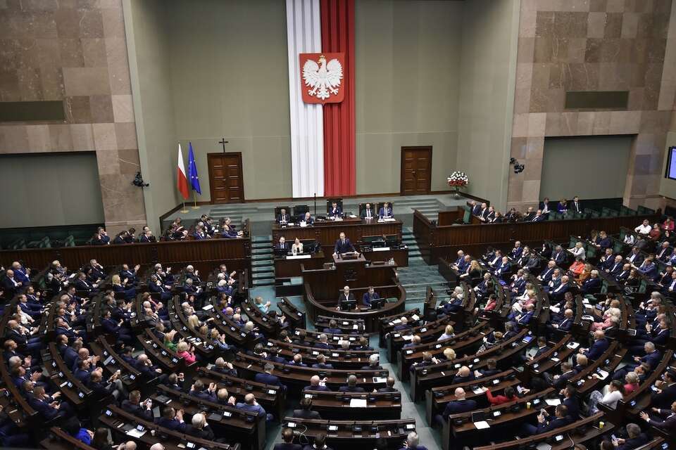 KO przed PiS. Pięć partii w Sejmie. SONDAŻ