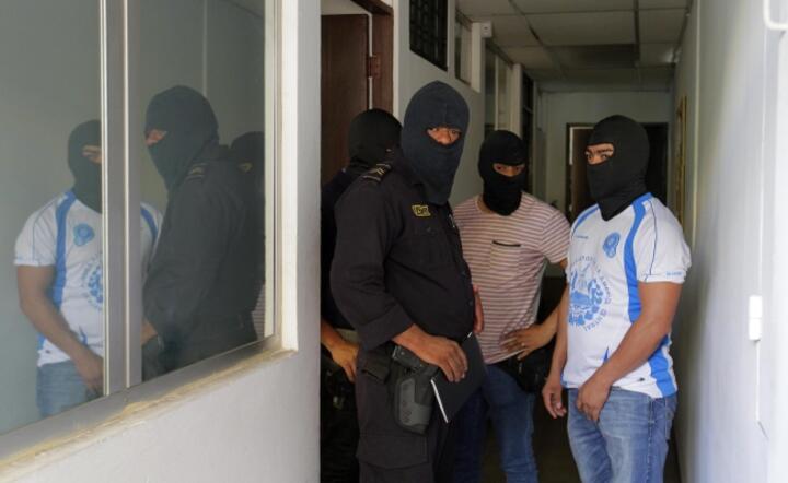 Policja w Salwadorze przeszukuje biura lokalnego biura kancelarii Mosack Fonseca, fot. PAP/ EPA/OSCAR RIVERA