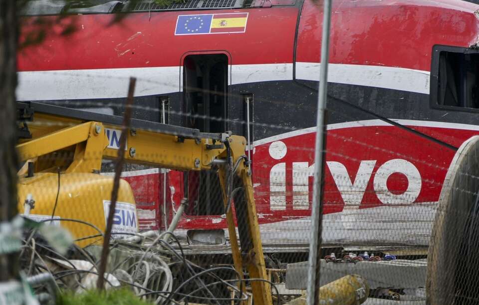 Pojawiły się nowe informacje na temat tragicznego wypadku kolejowego niedaleko Kordoby.  / autor: EPA/DAVID ARJONA Dostawca: PAP/EPA.